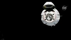 Kosmická lo Crew Dragon se blíí k Mezinárodní vesmírné stanici.