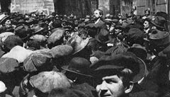 Demonstrace v roce 1919 (Ilustrační foto). | na serveru Lidovky.cz | aktuální zprávy