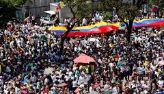Venezuelané demonstrují proti Madurovi.