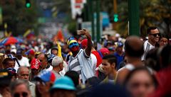 Guaidó v Caracasu rozpoutal masové protesty proti Madurovi.