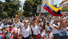 Lidé v Caracasu protestují proti Madurovi.