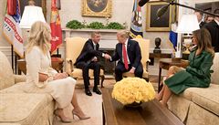 Donald Trump a Andrej Babi s manelkami v Oválné pracovn Bílého domu.
