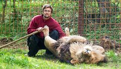 Na Vsetínsku napadl lev chovatele a usmrtil ho. Policisté zvířata zastřelili