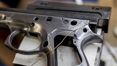 Krom zlacených prvk jsou na rámu pistole také rytiny s motivy lipových list.