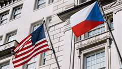 Vlajky na hotelu, kde bydlí bhem návtvy USA eská delegace.