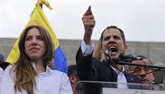 Juan Guaidó s manelkou po píletu do Venezuely.