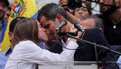 Juan Guaidó s manelkou Fabianou Rosales po píletu do Venezuely