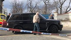 Policejní honička v Praze: pachatel přejel chodce, policisté mu prostřelili okno