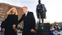 Premiér Andrej Babi s manelkou Monikou poloili vnce u památníku Tomáe...