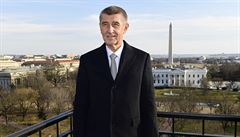 Premiér Andrej Babi pózuje ve Washingtonu na terase hotelu, kde byl ubytován.