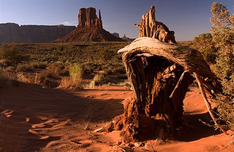 Fotogenick krajina Monument Valley charakteristick ervenmi pskovcovmi...