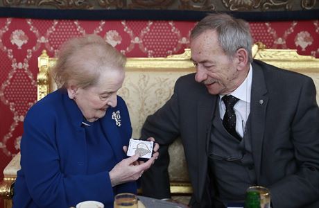Madeleine Albrightová bhem jednání s pedsedou Senátu R Jaroslavem Kuberou.