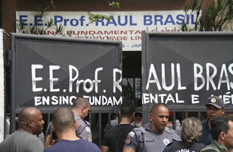 Deník Folha de Sao Paulo napsal, e ve kole vypukla panika, studenti z ní...