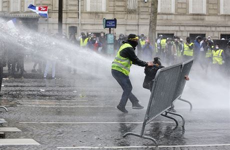 Policejn sloky se pokusili rozehnat protestujc vodnmi dly i slznm plynem.