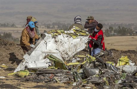 Zchrani prohledvaj trosky havarovanho Boeingu 737 MAX 8 v Etiopii.