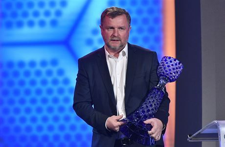 Pavel Vrba s trofejí pro Trenéra roku 2018.