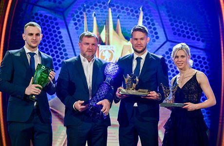 (Zleva) David Lischka, Pavel Vrba, Tom Vaclk a Kateina Svitkov s trofej v...