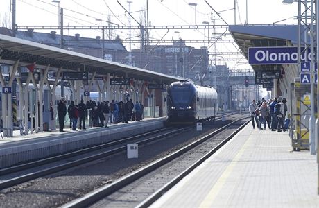 Na nádraží v Olomouci nákladní vlak projel návěstidlo a vykolejil | Byznys  | Lidovky.cz