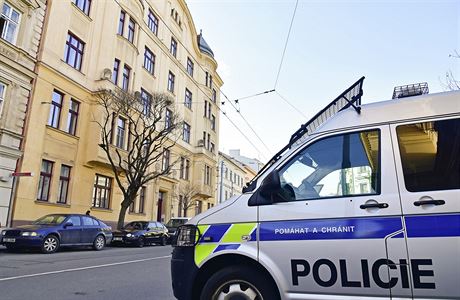 Policejní vz poblí domu v Údolní ulici v Brn, kde policisté navtívili byt...