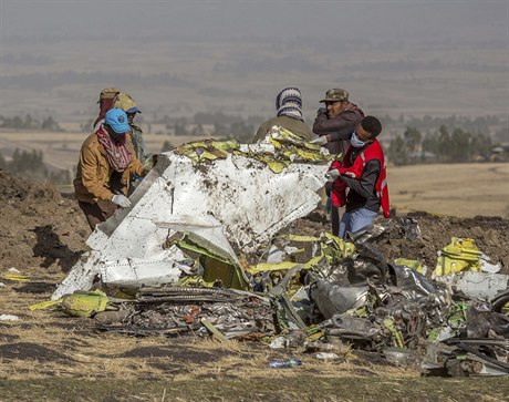 Záchranáři prohledávají trosky havarovaného Boeingu 737 MAX 8 v Etiopii.