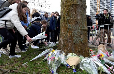 Místní studenti pokládají kvtiny na míst stelby v Utrechtu.