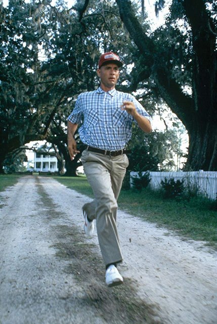 Forrest Gump (Tom Hanks) běží. Snímek Forrest Gump (1994). Režie: Robert...