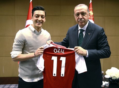 Mesut Özil a Recep Tayyip Erdogan.