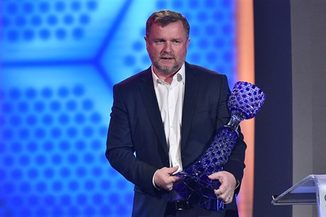 Pavel Vrba s trofejí pro Trenéra roku 2018.