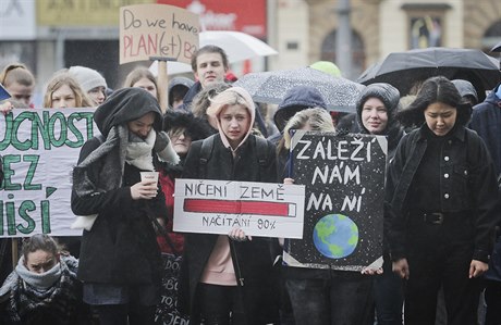 Ekologická demonstrace student stedních kol na plzeském námstí Republiky.