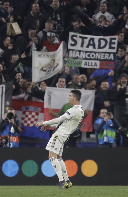 Cristiano Ronaldo bouřlivě oslavuje vítězství nad Atleticem Madrid.