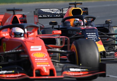 Sebastian Vettel z Ferrari svádí souboj s Maxem Verstappenem z Red Bullu.