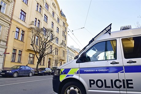 Policejní vůz poblíž domu v Údolní ulici v Brně, kde policisté navštívili byt...