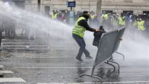Policejní složky se pokusili rozehnat protestující vodními děly i slzným plynem.