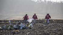 Záchranáři pracují na odklízení trosek havarovaného Boeingu 737 MAX 8 v Etiopii.