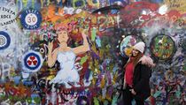 Společné dílo dvou desítek umělců, tedy pomalovanou zeď, nazval Meet Art a...