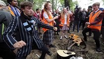 Novozlandt studenti uctili obti toku v meit v Christchurch tradinm...