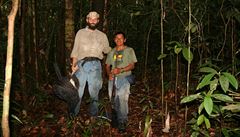 Dan Hála (vlevo) v pralese pi plavb po Orinoku, Venezuela