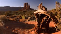 Fotogenická krajina Monument Valley charakteristická �ervenými pískovcovými...