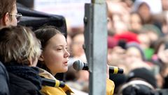 Greta Thunbergová promlouvá ke svým vrstevníkm bhem pátení stávky.
