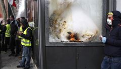 Demonstranti v okolí bulváru Champs-Elysées vyrabovali obchody - nap�íklad Hugo...