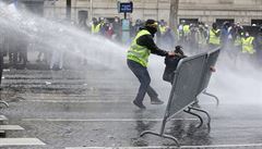 Policejní sloky se pokusili rozehnat protestující vodními dly i slzným plynem.