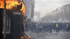 Hoící trosky na bulváru Champs-Elysées.