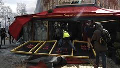 Demonstranti pekonali ochranné bednní luxusní restaurace Le Fouquets, její...