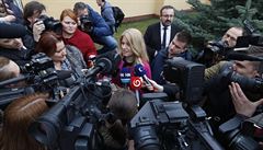aputová odpovídal na dotazy noviná hned ped volební místností ve slovenském...