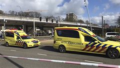 Vozy záchranné sluby poblí místa stelby v Utrechtu. Útok si vyádal nkolik...
