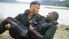 Forrest Gump (Tom Hanks) jako voják ve Vietnamu. Snímek Forrest Gump (1994)....