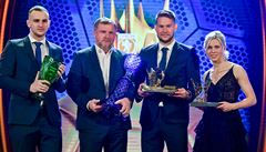(Zleva) David Lischka, Pavel Vrba, Tomá Vaclík a Kateina Svitková s trofejí v...