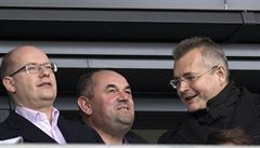 Na zápase ligové Slavie (zleva): Karel Březina, Bohuslav Sobotka, Miroslav...