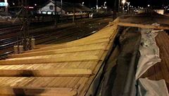 Silný vítr utrhnul vtí ást stechy z dráního objektu na vlakovém nádraí v...
