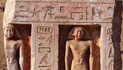 ást kamenného bloku z Intiho hrobky se sochami a hieroglyfickými texty (6....